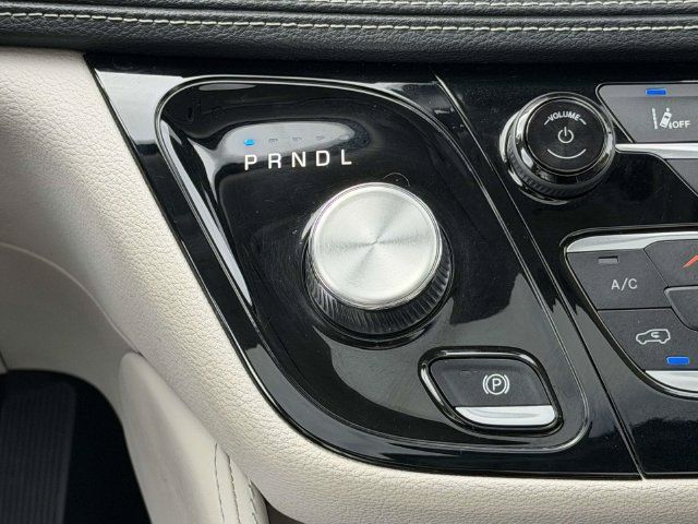 Used 2023 Chrysler Pacifica Limited FWD image 25