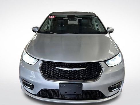 Used 2023 Chrysler Pacifica Touring-L FWD image 9