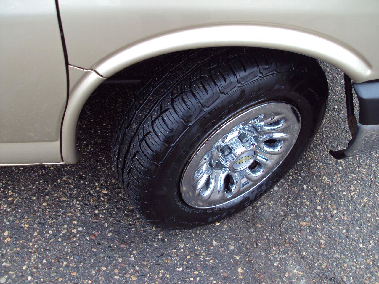 Used 2011 Chevrolet Express 1500 LT w/ LT Preferred Equipment Group AWD/4WD image 34
