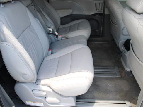 Used 2015 Toyota Sienna XLE FWD image 11