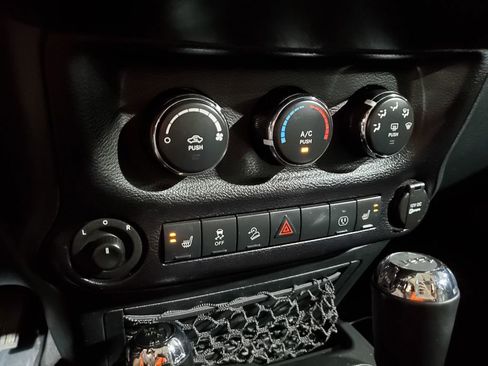 Used 2016 Jeep Wrangler Unlimited Rubicon w/ Connectivity Group AWD/4WD image 31