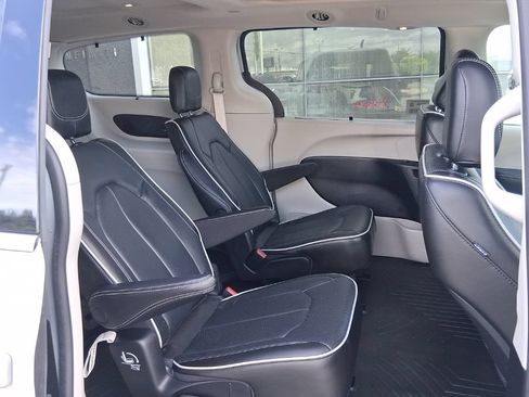 Used 2022 Chrysler Pacifica Limited AWD/4WD image 36