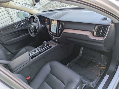 Used 2023 Volvo XC60 B5 Plus image 35