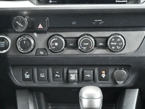 Used 2020 Toyota Tacoma TRD Off-Road image 33