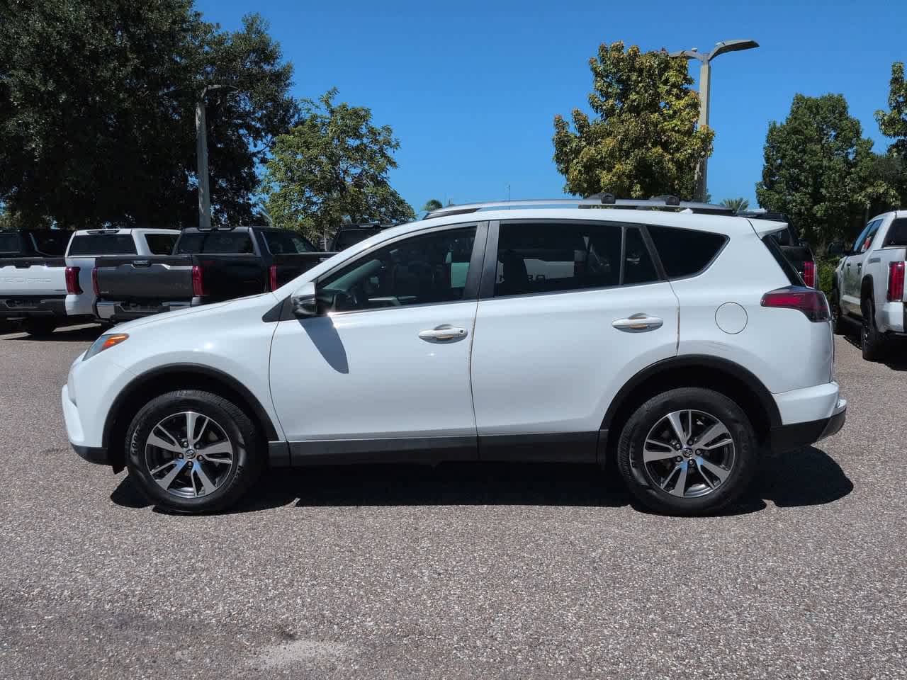 Used 2018 Toyota RAV4 XLE FWD image 3