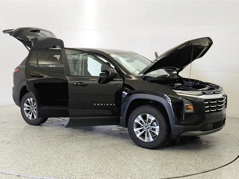 Used 2026 Chevrolet Equinox LT w/ Convenience Package II FWD image 9