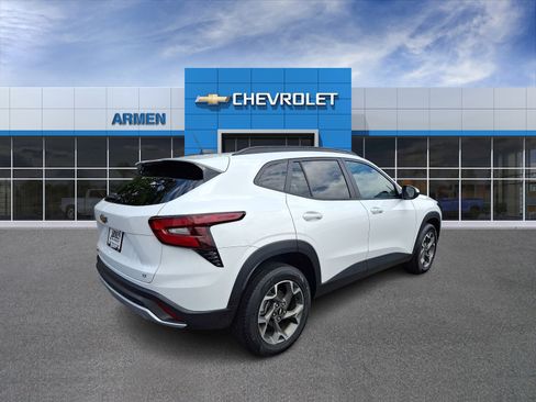 Used 2024 Chevrolet Trax LT w/ Sunroof Package FWD image 7