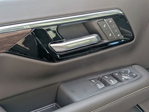 New 2026 Chevrolet Suburban Premier image 8