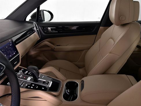 Certified 2022 Porsche Cayenne AWD/4WD image 30