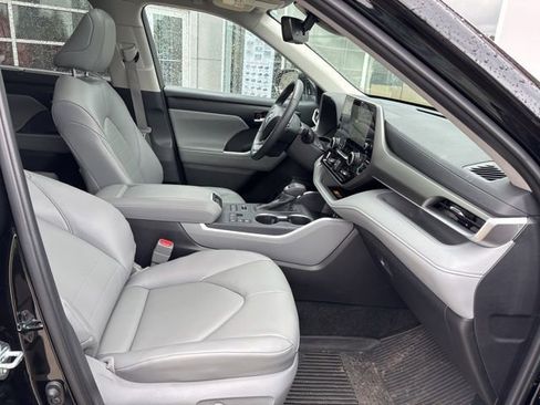 Used 2025 Toyota Highlander XLE AWD/4WD image 36