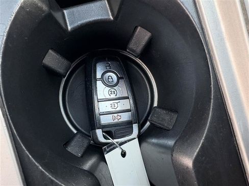 Used 2021 Ford Explorer Limited w/ Equipment Group 301A AWD/4WD image 18