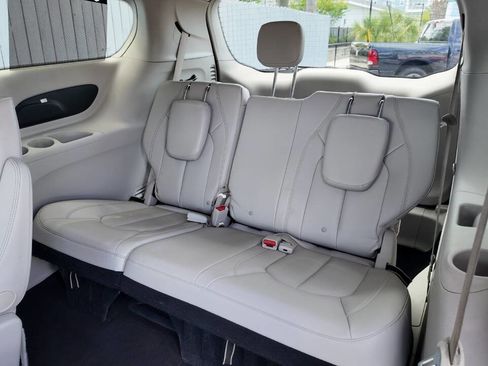 Used 2017 Chrysler Pacifica Touring-L w/ Tire & Wheel Group image 12