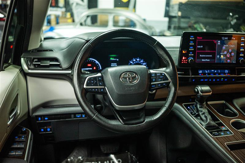 Used 2021 Toyota Sienna XLE w/ XLE Plus Package FWD image 16