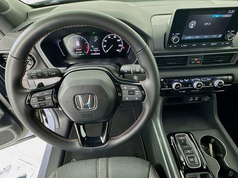 Used 2025 Honda Pilot Sport image 12