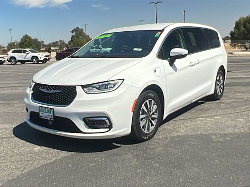 Used 2023 Chrysler Pacifica Touring-L image 7