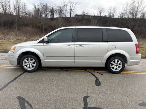 Used 2010 Chrysler Town & Country Touring image 8