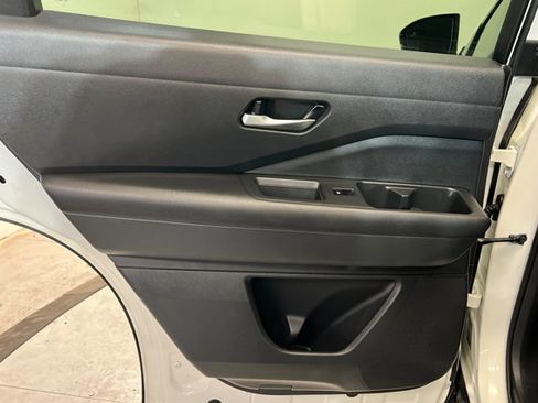 Used 2022 Nissan Pathfinder SV image 18