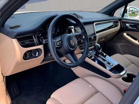 Certified 2025 Porsche Macan S AWD/4WD image 4