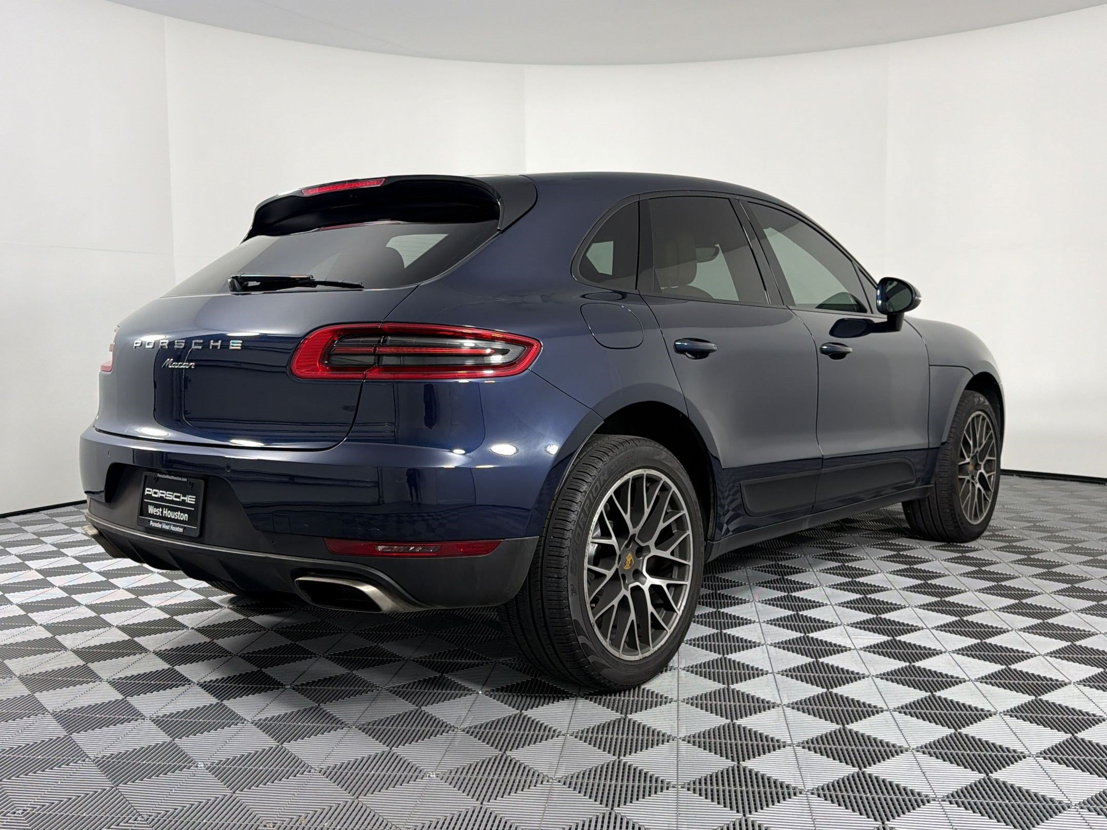 Used 2018 Porsche Macan AWD/4WD image 9