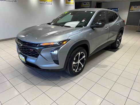 Used 2024 Chevrolet Trax RS image 2