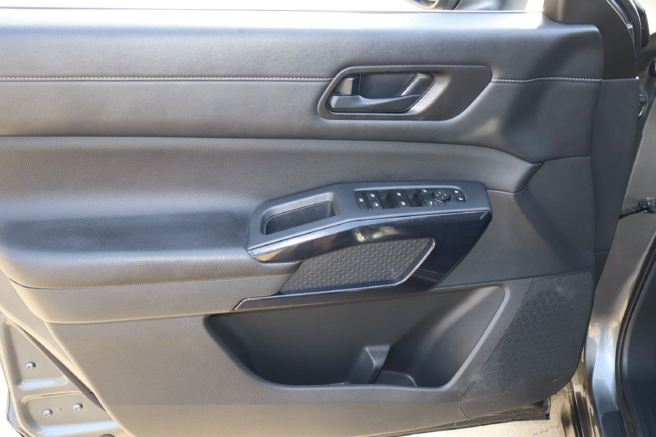 Used 2025 Nissan Pathfinder SV FWD image 21