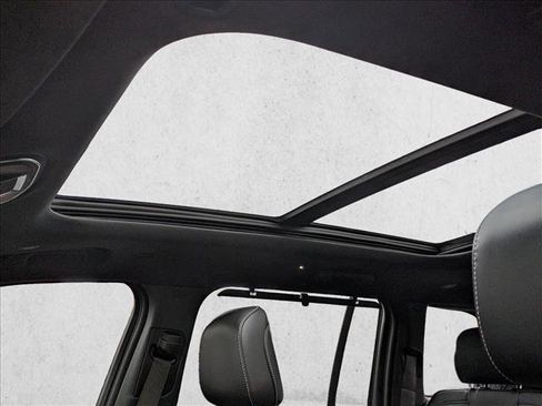 Used 2025 Jeep Grand Cherokee Limited w/ Luxury Tech Group II image 13