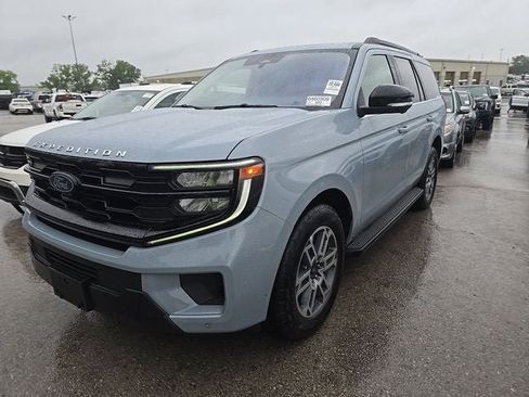 Used 2025 Ford Expedition Active AWD/4WD image 4