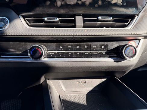 Used 2025 Chevrolet Equinox LT w/ Convenience Package II image 16