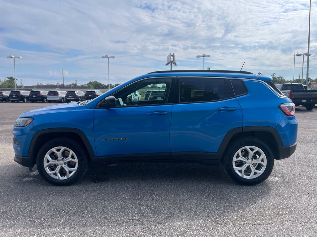Used 2024 Jeep Compass Latitude AWD/4WD image 4
