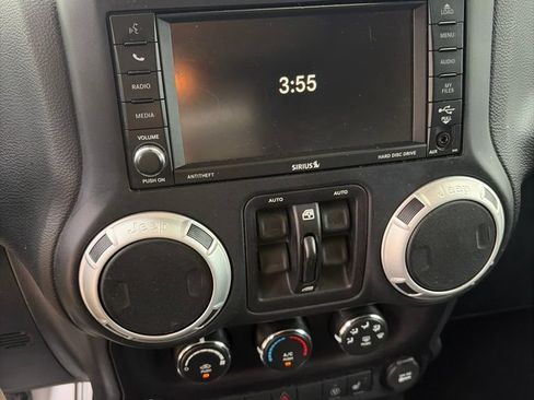Used 2016 Jeep Wrangler Unlimited Sahara w/ Connectivity Group AWD/4WD image 19