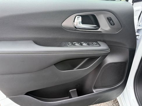 New 2026 Chrysler Pacifica Select w/ S Appearance Package image 10