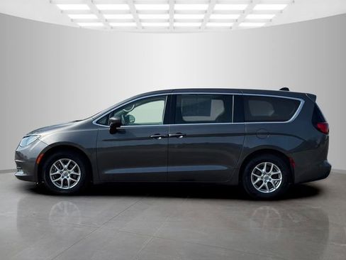 Certified 2023 Chrysler Voyager LX FWD image 4
