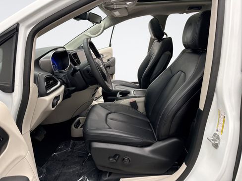 Used 2024 Chrysler Pacifica Touring-L w/ Road Tripper Package image 11