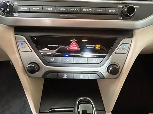 Used 2017 Hyundai Elantra SE FWD image 22