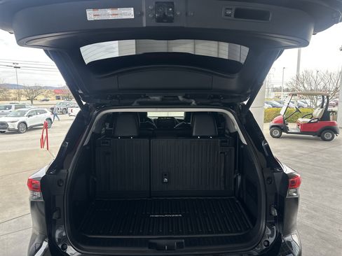 Used 2021 Toyota Highlander XLE image 17