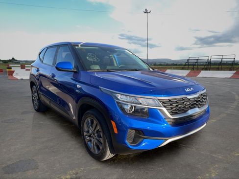Certified 2023 Kia Seltos LX AWD/4WD image 2