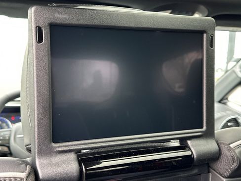 Used 2024 Chrysler Pacifica Limited w/ Uconnect Theater Family Group image 16