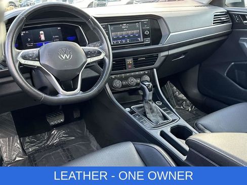 Used 2022 Volkswagen Jetta SE image 2