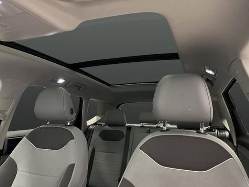 Used 2024 Volkswagen Taos SE w/ Panoramic Sunroof Package image 7