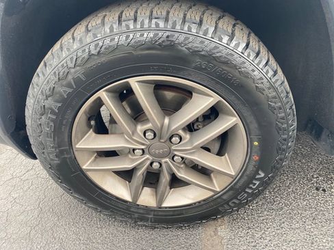 Used 2016 Jeep Grand Cherokee Laredo 75th Anniversary image 29