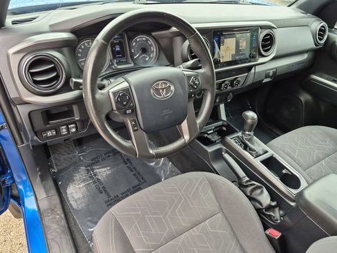 Used 2017 Toyota Tacoma TRD Sport AWD/4WD image 16