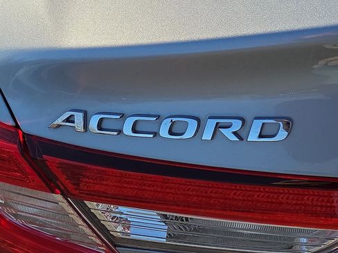 Used 2018 Honda Accord EX image 31