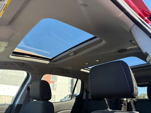 Used 2023 GMC Acadia SLE image 27