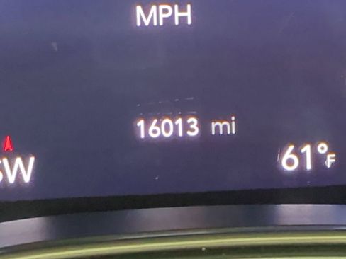 Used 2025 Chrysler Pacifica Limited image 36