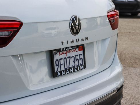 Used 2023 Volkswagen Tiguan SE w/ Panoramic Sunroof Package image 10