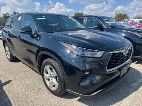 Used 2024 Toyota Highlander LE FWD image 3