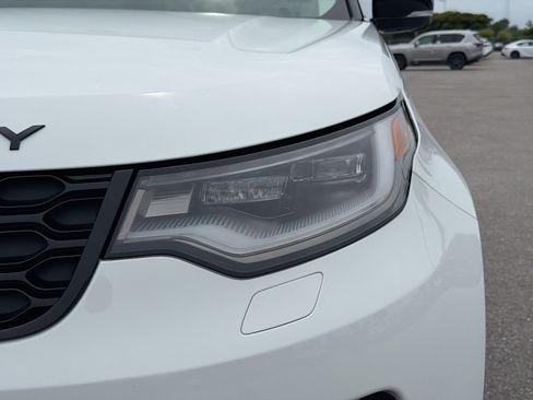 Used 2025 Land Rover Discovery Dynamic SE AWD/4WD image 9