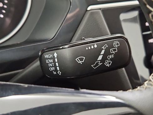 Used 2021 Volkswagen Tiguan SE image 25