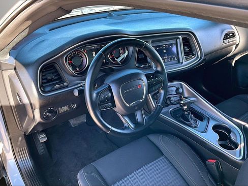 Used 2022 Dodge Challenger SXT image 17