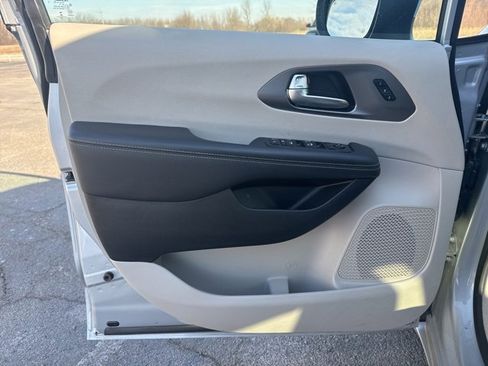 Used 2023 Chrysler Pacifica Touring-L image 11
